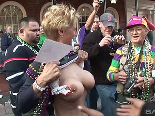 Sletterige en schaamteloze kuikens tonen hun grote tieten on touching het publiek