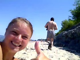 pervertido empurrando na gravação mulher praia e rindo