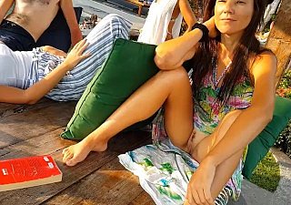 Tidak ada lagi celana dalam setelah mandi musim panas # berkedip di area istirahat kolam renang umum