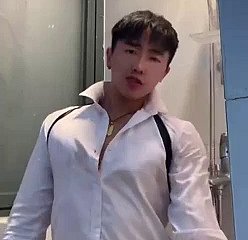 Le garçon chinois sous glacial on Easy Street ne jouit pas