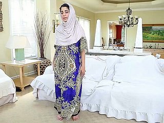 Ketagih orgasme Anak ayam Arab Nadia Ali sedang bermain dengan farajnya yang berair