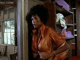 Niesamowicie cycata murzynka Pam Grier rozwiązuje się w podartych ubraniach