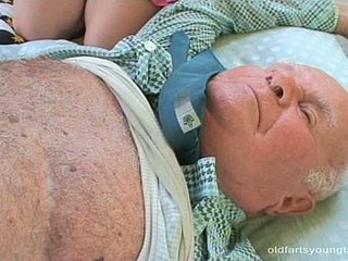 Kristyna B, una giovane bionda dalla faccia fresca, fa una testata al vecchio papà