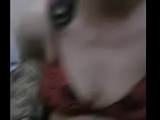 Łysa cipka z zawiązanymi oczami, piękna ciocia palcami