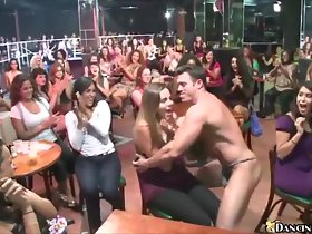 donne bellissime mostrano le loro abilità di succhiare il cazzo