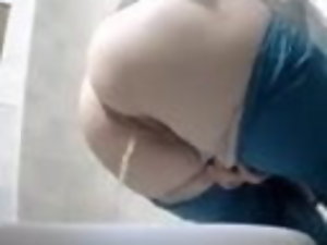 بالغ ڈاکٹر ٹوائلٹ میں پر pisses! طاقتور ندی! پوشیدہ کیمرے!