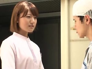 良い日本の看護師は、彼女の貧しい患者を支援します