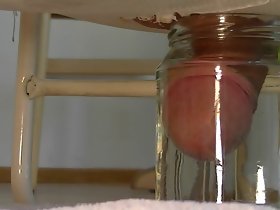 小さな小さなshrinkledプリックは水で瓶に絶頂
