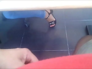 masanın altında Yanıp