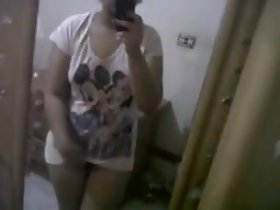 GF อาหรับที่ทำให้วิดีโอสำหรับคนรักของเธออยู่หน้ากระจก