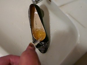 Kencing dalam wifes tumit tinggi (kaki mengintip)
