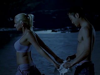 Un uomo cinese e una ragazza bianca sulla spiaggia (2007)
