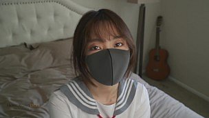 인터뷰 후 교복을 입은 흥분한 중국 여학생을 엿 먹어라.