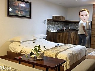 2 人の小さな Ge Ge カンボジアの電話接続