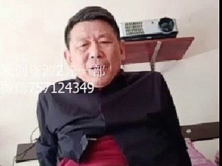 خوبصورت چینی سوٹ والا آدمی