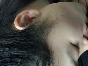سڑک کے کنارے پر انسان کے لیے خواتین ساتھی دھچکا