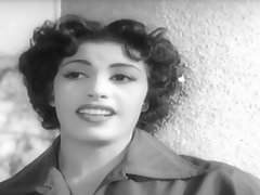 ثلاث شقيقات العربية