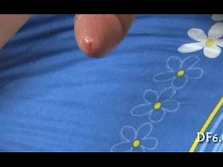 処女は痛みに叫ぶ