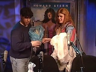 A intersexo Maryann mostra pênis e vagina para Howard Stern