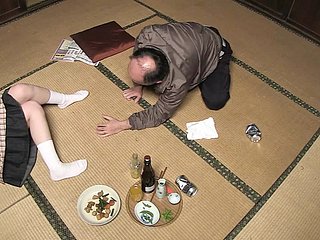 激しいセックスの後、ティーンはマンコに射精される
