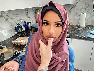 Arabische MILF muss ein paar Dinge lernen