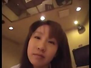 아시아 여자 화나게하고 남자의 거시기에 방귀