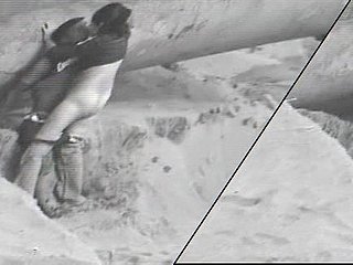 Una coppia latina eccitata si diverte vicino a una roccia su una spiaggia