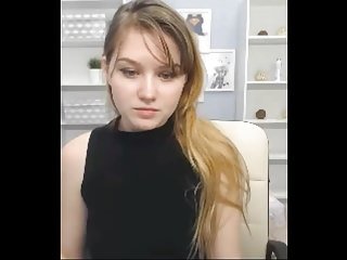 Блондинку подросток Tori открывая ее обнаженное тело на всеобщее обозрение