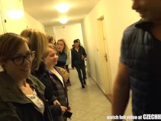 Filles Beside étranger à Harem Homeparty
