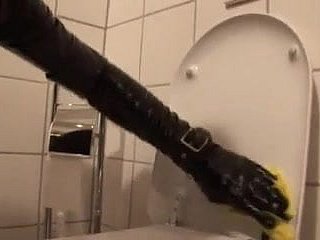 Niemiecki Pani Silvia trenuje jej mouse pokojówkę