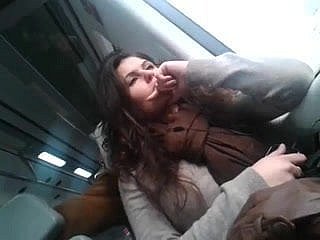 geile Mädchen, das auf dem Zug