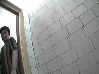 caméra cachée dans les toilettes - 2