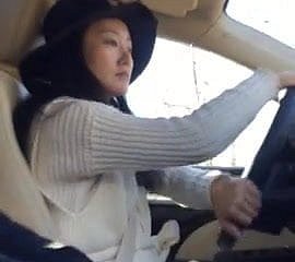 テストドライブ中の車のセールスマンディックフラッシュ