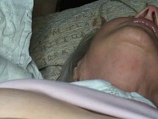 おばあちゃんは、ここに絶頂