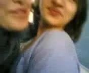 Gadis indian mencium gadis lain