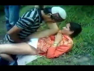 desi ibu fucked oleh 3 kanak-kanak lelaki di dalam hutan