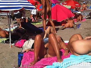 Seksowne panie nudystów w stroju natury na plaży