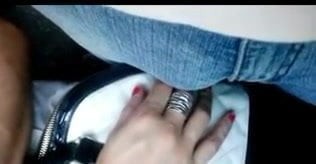 ไม่ใช่ไม่มีข้อสงสัยนิ้วมือของเธอไปสู่ดาด stiffy ปูด