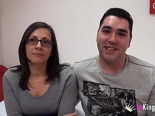 Mereka bertemu di Internet. Hari ini mereka bercinta bagi kita