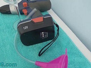 PeeholeはスペルマでいっぱいDrilldoと膀胱と遊びます