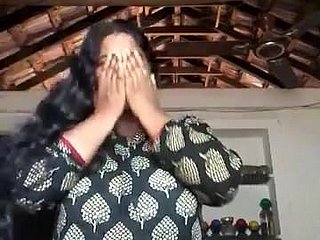 گرم Mallu چاچی رسیلی چھاتی دکھا اتارنے