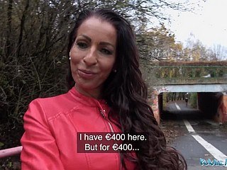 Openbare Spokeswoman Genuine MILF neukt voor solidify bribe
