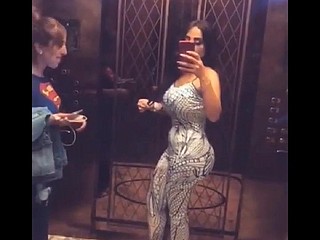 ผู้หญิงเลวอาหรับสวม jumpsuit เซ็กซี่