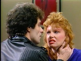 Avvio di Cynthia (1985) - cagoule pieno retrò