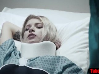 Arts geeft patiënt een spons en vaginale stub