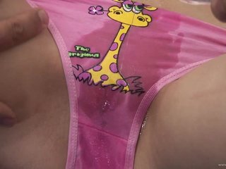 거시기를 짜증과 그녀의 젖은 음부에 범 해지는 나쁜 습식