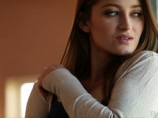 Nubile Toddler Dani Daniels wird nackt und zeigt ihre Muschi