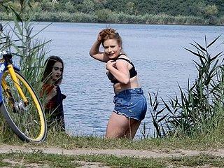 Muchachas que ven un tipo desnudo
