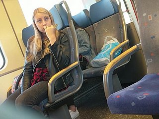 Muchacha en el tren conmocionado por gran protuberancia