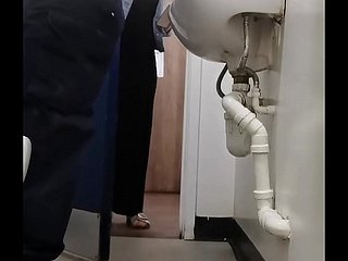 cazzo Tittle per una donna up bagno pubblico